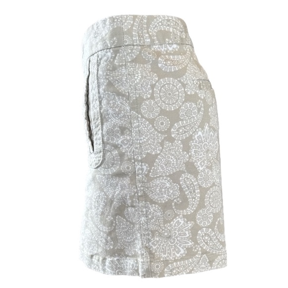GAP Light Tan & White Paisley Print Shorts, Size 14. - Picture 3 of 10